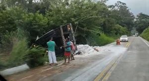 Carreta com carga de gesso tomba em Crato após pane nos freios