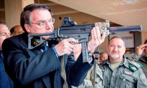 STF começa a julgar imposto zero de Bolsonaro a revólveres e pistolas importados