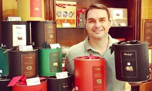 Flávio Bolsonaro e sócio entregam loja de chocolates investigada pelo MP