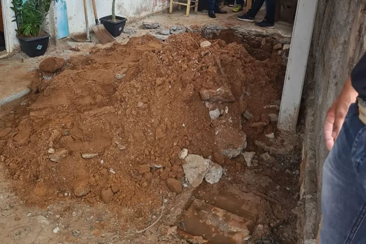 Corpos de mãe e filha são achados enterrados em quintal de casa no interior de SP