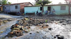 Maior chuva do ano no Ceará alaga ruas e invade casas em Cariús