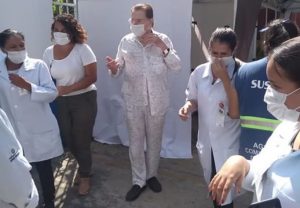 Silvio Santos é vacinado contra a covid-19 em São Paulo