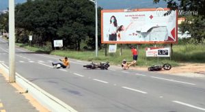 Equipe de TV de Juazeiro flagra acidente em Crato durante reportagem. Veja imagens