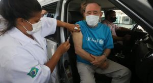 Renato Aragão é vacinado contra Covid-19 no Rio de Janeiro