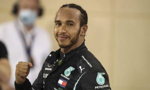 Hamilton renova com a Mercedes até final da temporada para buscar o octa