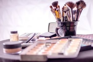 Produtos de maquiagem podem desencadear doenças graves, revela médica caririense