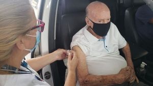 Aos 89 anos, Zagallo é vacinado contra a Covid-19 no Rio de Janeiro