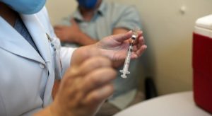 Camilo confirma chegada de 115 mil doses da vacina contra a Covid-19 ao Ceará