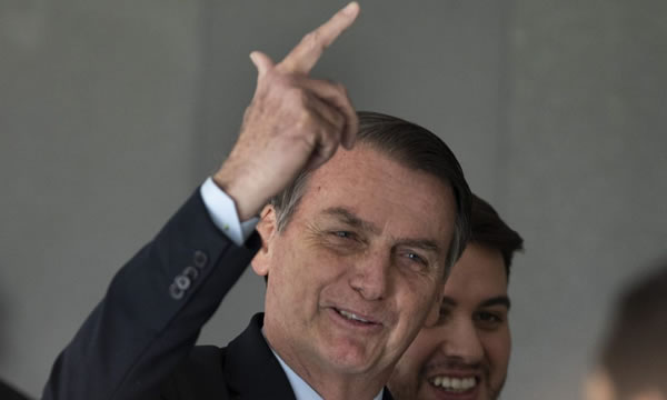 ‘O povo tá vibrando’, diz Bolsonaro sobre novo decreto de armas