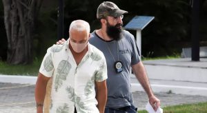 Belo deixa cadeia pública após ser preso por show com aglomeração durante pandemia