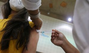 Cinco cidades cearenses já vacinaram 100% dos integrantes da primeira fase do grupo prioritário