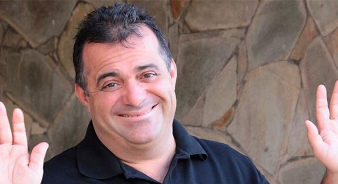 Compositor de sucessos do 'É o Tchan' morre aos 53 anos na Bahia