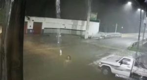 Vídeo que mostra mulher 'desaparecendo' em noite chuvosa intriga moradores de Iguatu