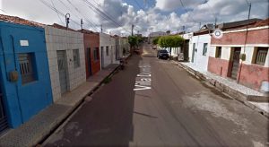 Jovem se desfaz de sacos com 118 pedras de crack em Juazeiro e é preso