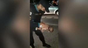 Bebê engasgada é socorrida por policial militar em Fortaleza