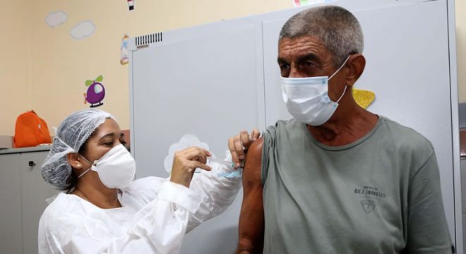 Cantor Raimundo Fagner recebe 1ª dose da vacina contra a Covid-19