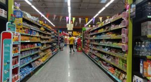 Músicos e humoristas poderão se apresentar em farmácias e supermercados no Ceará