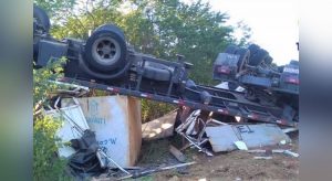 Carreta capota em Mauriti deixando condutor preso às ferragens