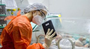 ‘Dói demais ver as crianças morrendo sem poder ver os pais’, diz pediatra de UTI no Ceará