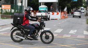 Hospital é autuado por enviar amostras de coronavírus por entregador de aplicativo