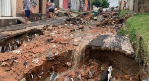 Chuvas em Juazeiro do Norte destroem calçamentos da rua Carolina Sobreira e avenida Zé Bezerra