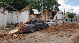 Muro desaba no centro de Juazeiro do Norte e destrói quatro carros