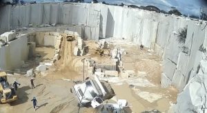 Caminhão cai em vala de mineradora no Ceará, e motorista escapa ao saltar de veículo