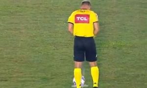 Árbitro urina em campo antes de jogo pela Copa do Brasil e viraliza