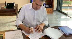 Camilo sanciona isenção de contas de água e auxílio para desempregados de bares e restaurantes