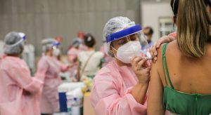 Ceará é o 2º estado do Brasil que mais aplica as vacinas contra a Covid-19 disponíveis