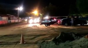 Polícia Militar conduz grupo de 20 pessoas por aglomeração em açude de Icó