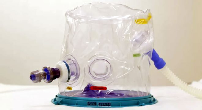 Mais de mil capacetes Elmo foram doados à secretaria da saúde para combate à pandemia no Ceará