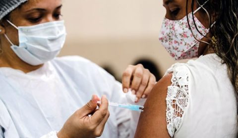 Com atual acesso e ritmo de vacinação, Ceará levará até outubro para aplicar 1ª dose em prioridades
