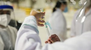 Ceará recebe 109.800 doses de vacina contra Covid-19 em 8º lote que chega nesta quarta-feira (10)