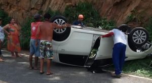 Carro com casal que saiu de Juazeiro capotou na descida da serra em Caririaçu