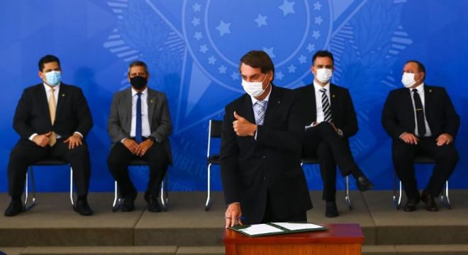 Após ser criticado por Lula, Bolsonaro usa máscara e abraça discurso pró-vacina
