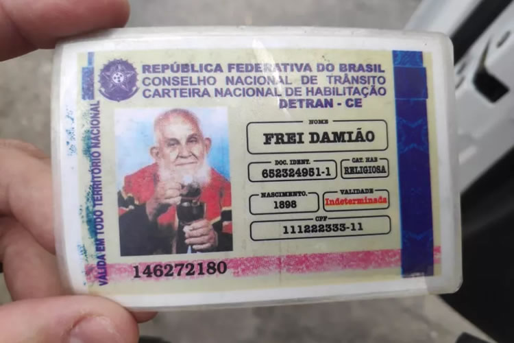 Idoso parado em blitz em Alagoas apresenta 'carteira de habilitação' de Padre Cícero e Frei Damião