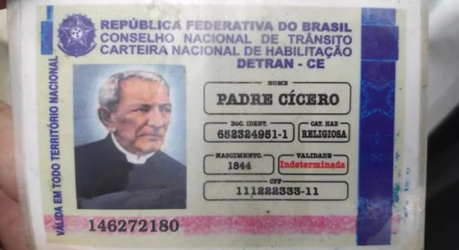 Idoso parado em blitz em Alagoas apresenta 'carteira de habilitação' de Padre Cícero e Frei Damião