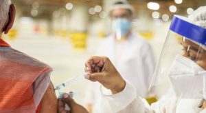 Ceará tem queda de 42% na taxa de internação de idosos após vacinação contra a Covid-19, diz Sesa