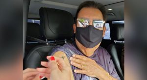 Faustão é vacinado contra a Covid-19 em São Paulo