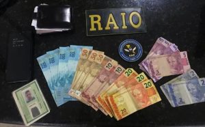 Jovem preso em Barbalha “derramando” cédulas falsas de R$ 100,00