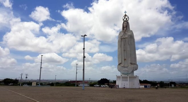 Em Crato, fiéis visitam a estátua de Nossa Senhora de Fátima na Sexta-feira Santa