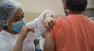 Cearenses com atraso na segunda dose da vacina contra Covid-19 devem completar imunização, diz Sesa