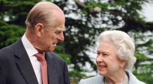Elizabeth II sente um 'grande vazio' pela morte do príncipe Philip, diz seu filho Andrew