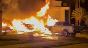 Incêndio atinge casa e carros em condomínio de luxo