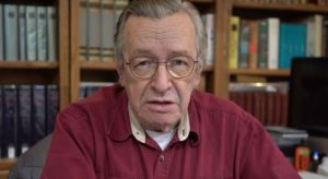 Olavo de Carvalho é internado com problemas respiratórios, mas passa bem, diz comunicado