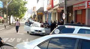 Advogado tem surto, ameaça atirar e é controlado por agentes de segurança em Fortaleza