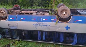 Micro-ônibus de Juazeiro capota no Cariri com 20 pacientes do TFD