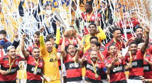 Em grande jogo, Flamengo bate Palmeiras nos pênaltis e é bicampeão da Supercopa