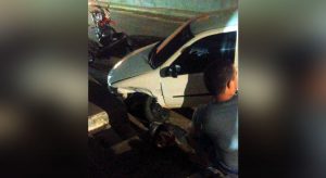 Carro desgovernado em Crato bate na calçada de uma casa